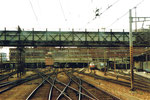 Die Bahnhofeinfahrt mit den grossen Depotanlagen (ganz rechts) 1982