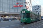 Der Gelenk-Trammotorwagen Be 4/6 Nr.672, an der Haltestelle Bahnhof SBB, hinterer Ausgang, September 2017