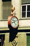 Die schöne Reklameuhr am Eckhaus von «Uhren- und Bijouterie-Hoffmann» an der Greifengasse, 1990