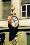 Die schöne Reklameuhr am Eckhaus von «Uhren- und Bijouterie-Hoffmann» an der Greifengasse, 1990