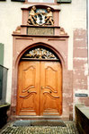 Der Eingang zum Schulhaus «Zur Mücke» beim Münsterplatz, April  1983