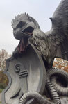 Nahaufnahme vom Basilisken im Erlenpark, der einmal die Wettsteinbrücke zierte und bewachte, Dezember 2018