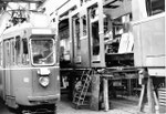 Der Trammotorwagen Be 4/4 Nr. 408 wird in der BVB-Werkstätte Klybeck total revidiert, 1969.
