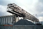 Das moderne und grosszügige Kohlensilo-Gebäude und ein weiterer Kran der Kohlenversorgungs AG im Hafenbecken 2, 2001