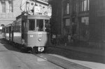 Der Trammotorwagen Be 2/2 Nr. 189 auf der Überlandlinie 14 in der Marktgasse den Marktplatz anfahrend, 1970