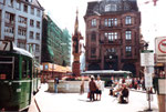 Die Tramhaltestelle Schifflände mit einem Düwag-Tramwagen der Linie 7, Blickrichtung Marktplatz (das gebäude im Hintergrund wird soeben zum Coop-«Märthof» umgebaut) 1983