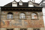 Detailaufnahme der Fassaden-Malerei am «Haus zur Krähe» Spalenvorstadt 13, 2018