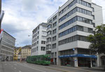 Gesschäftshäuser an der Spiegelgasse mit einem Tram der Linie 16, 2016