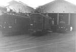 Das Schienenreinigungsfahrzeug Nr. 2030 und der Dienstwagen Be 2/2 2000 vor der hinteren Depothalle Wiesenplatz, März 1970
