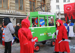 Ein Requisit der Spezi-Clique Alti Garde mit dem Sujet «Tramlinie 3 nach St.Louis» an der Fasnacht 2018 in der Freien Strasse