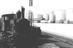 Die kleinerer beiden Rheinhafen-Dampflokomotiven vor den grossen BP-Tanklagern im Hafen Klybeck, 1971