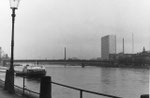Der St.Johann-Rheinweg und die elegante Dreirosenbrücke (rechts CIBA mit dem 1963/1964 erbauten Hochhaus), 1970