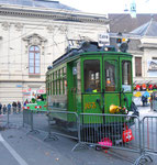 Frontansicht des Trammotorwagen Be2/2 Nr. 163 an der Haltestelle Stadttheater. Bereitgestellt als Fasnachts-Comite-Unterkunft 2018