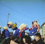 Die Fasnacht 1965 auf der Mittlere Brücke mit dem Waggiswagen der «Plauschwaggis» (Ein Wagen des Turnvereins Kaufleute KV)