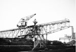 Der Kran der Rheinische Güterumschlags AG schüttet Kohle in die in der Fahrbahn integrierte Verteil-Anlage, 1980