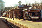 Der Birsigtalbahn-Bahnhof an der Heuwaage, 1975. Dieser Bahnhof steht heute verlassen in Rheinfelden. Im Vordergrund die Mutter des Autors.