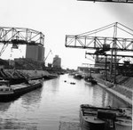 Blick von der Grenzstrasse in das Hafenbecken 2 im Jahre 1960 (links das Kohlelager des Gaswerks und das Silo der BRAG, rechts die Krananlagen der Kohlenversorgungs AG)