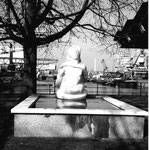 Das Hafenbecken 1 mit Gelpke-Brunnen von Willi Hege (1907-1976), in dem die Lehrlinge der Druckereien Hutter und Dietrich gegautscht wurden, 1974