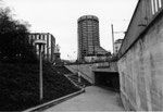 Die hässliche Fussgänger-Unterführung von der Elisabethen-Anlage zum Bahnhof SBB, im Hintergrund das inzwischen abgerissene Hotel Hilton und das BIZ-Hochhaus, 1977