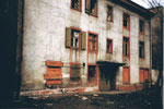 Kleinhüningen 1982, Dorfstrasse 46 mit dem ehem.Gasthaus Drei Könige- danach Buchdruckerei Hutter, Hinteransicht die Setzerei rechts mit den Setzern Gabriel Sanglard, Peter Vogt, Walter Denz, Zurbuchen (Faktor), Giger, Bruno Feigenwinter 