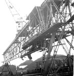 Die Kranbahn mit der integrierten Kohlen-Verteil-Anlage der Rheinischen Kohlenumschlags AG während der Arbeit, 1960