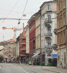 Die Klybeckstrasse 2018 - im weissen Eckhaus war in den 60er-Jahren der Kolonialwarenladen Hollermeyer, links daneben war das Fahrradgeschäft Chabeau und im roten Eckhaus (mit Spitzaufbau) war die Metzgerei Eiche