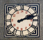 Die markante Uhr in der Schalterhalle des Bad.Bahnhof (Baujahr 1913)