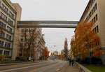 Die Klybeckstrasse mit Blick gegen die Dreirosenkreuzung und der werkseigenen Brücke der NOVARTIS (früher CIBA und Ciba-Geigy), 2016
