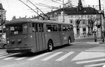 Der Trolleybus Nr.364 auf der Hörnli-Linie 31 an der Haltestelle Wettsteinplatz, 1969
