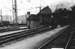 Ausfahrt der Dampflokomotive der Kandertalbahn aus dem Bad.Bahnhof in Basel im Jahre 1974. Im Hintergrund die sinnlos abgetragene Bahnhofshalle!