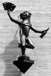 Die rechts stehende Leuenfigur des Restaurants «LEUEN» an der Greifengasse (wer weiss wo diese Figur hingekommen ist?)
