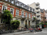 Schöne wohnliche Häuser (mit einer Ausnahme) in der Mörsbergerstrasse im Jahr 2018. Im Haus neben dem Betonklotz war die Praxis von Kinderarzt Dr.Deuber