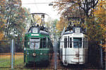 Zwei Trammotorwagen der Serie Be 4/4 stehen bereit zum Verschrotten. In der Abstellanlage Eglisee im Herbst, 2000