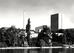 Das ROCHE-Hochhaus des Architekten Roland Rohn, vom Rhein aus gesehen, Baujahr 1960 (eine architektonische Anlehung an den UNO-Wolkenkratzer in New York)