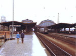 Der Bad.Bahnhof mit den grossen und praktischen Bahnhofshallen - Aussenbereich 1982 (Leider wurden diese Hallen sinnlos abgerissen und durch unzweckmässige  und hässliche Bahnsteigdächer ersetzt!)