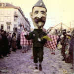 Die Fasnacht 1965 am Claraplatz mit einer Guggemusik, die das Sujet «HD Läppli» ausspielt.