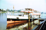 Das elegante Personenschiff «Rheinfelden» der BPG an der Anlegestelle in der Uferstrasse, 1982