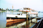 Das elegante Personenschiff «Rheinfelden» der BPG an der Anlegestelle in der Uferstrasse, 1982