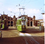 Der Trammotorwagen Be 4/4 Nr.403 auf der Doppellinie 1/4 vor dem schönen und grossen Depot Wiesenplatz, 1970