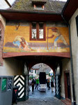 Das geniale Wand-Gemälde von Niklaus Stöcklin am Eingang des Lohnhofs, Fasnacht März 2019