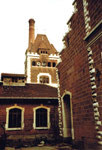 Innenaufnahme des Schlachthofs Basel mit dem Schlachthaus-Turm von Victor Flückiger & Karl Leisinger, kurz vor der Sprengung 1984