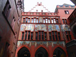 Der Innenhof des Rathauses in Basel mit den Wanmalereien von Hans Bock (1608 bis 1611), September 2016