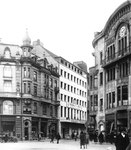 Die Eisengasse, rechts das Warenhaus GLOBUS, in der Mitte das Modehaus MERKUR, dann links davon das soeben fertig erbaute Restaurant HELM und an der Ecke ein Zigarrenladen, Foto aus den 30er-Jahre