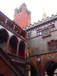 Innenhof des Rathauses Basel mit Turm und Statue von Munatius Plancus, dem römischen Gründer von Basel im Jahre 2016