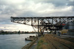 Der Klybeck-Hafen mit dem Kran der RGU (vorm.Rheinische Kohlenumschlags AG) 2001