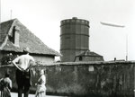 «Graf Zeppelin» über dem roten Gaskessel in Kleinhüningen, 1930