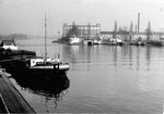 Die Rheinhafen-Einfahrt ins Hafenbecken 1 und 2 im Jahre 1975, in Hintergrund das Gebäude der Hafenmeisterei