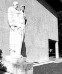 "Lehrer und Schüler", Statue von Alexander Zschokke vor dem Kollegiengebäude der Universität Basel, 1989