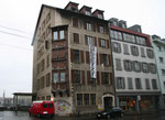 Das alte Postgebäude an der Elsässerstrase. Ein mit Recht besetztes Haus, mit dem die Besetzer darauf aufmerksam machten, dass immer wieder günstiger Wohnraum vernichtet wird, 2016 (Foto aus der Homepage der Besetzer)