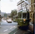 Der Trammotorwagen Be 2/2 Nr. 435 auf der Linie 7 die Haltestell Bankverein anfahrend (der Wagenführer hat an der Schifflände vergessen das Endziel zu ändern, richtig wäre Binningen!!), 1969